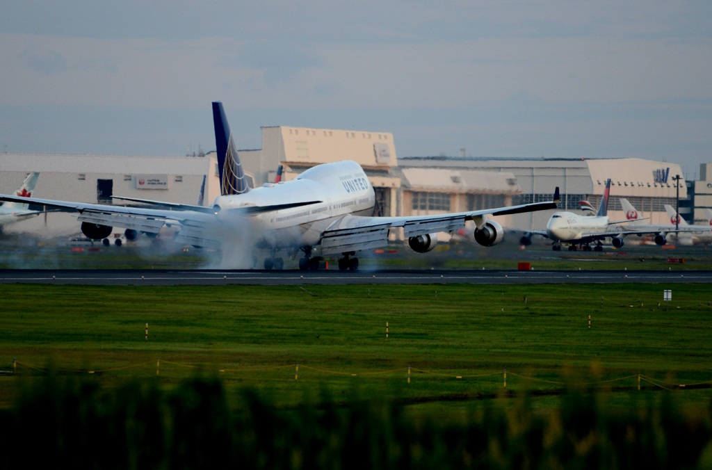 着陸（183）United 747-400 