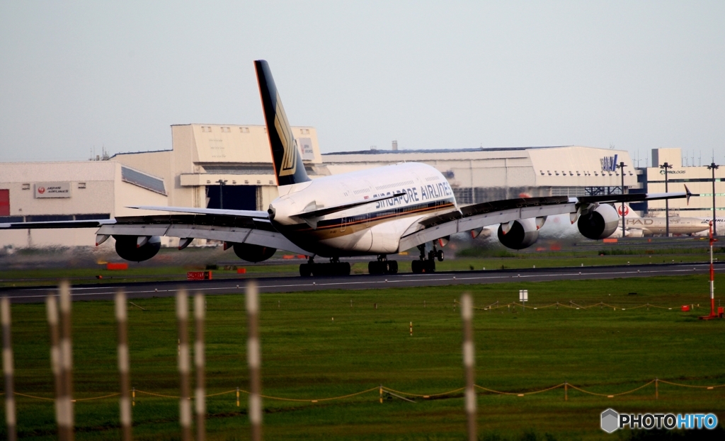 SINGAPORE A380-841 到着　