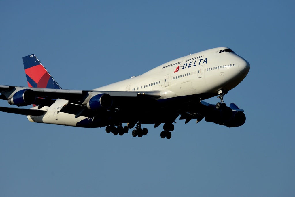 DELTA 747-400 到着
