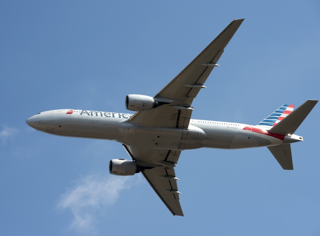 American 777-223 飛び立ち