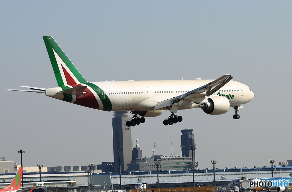 Landing  Alitalia 777-243 EI-DBL