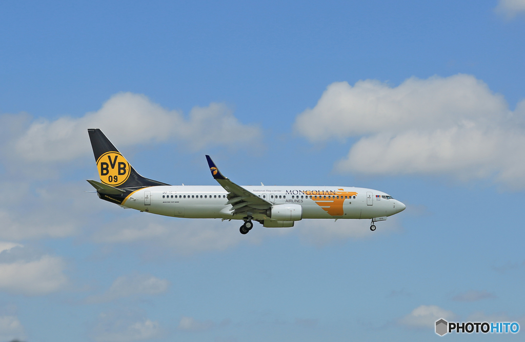 「雲」と MONGOLIAN 737-800 JU-1015到着