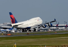 到着　DELTA 747-400 