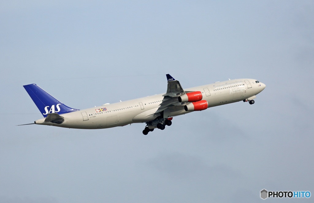 飛び立ち SAS A340-313 OY-KBA