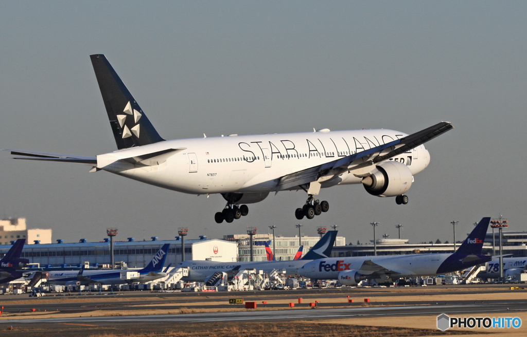 着陸 United 777-200 N78017 