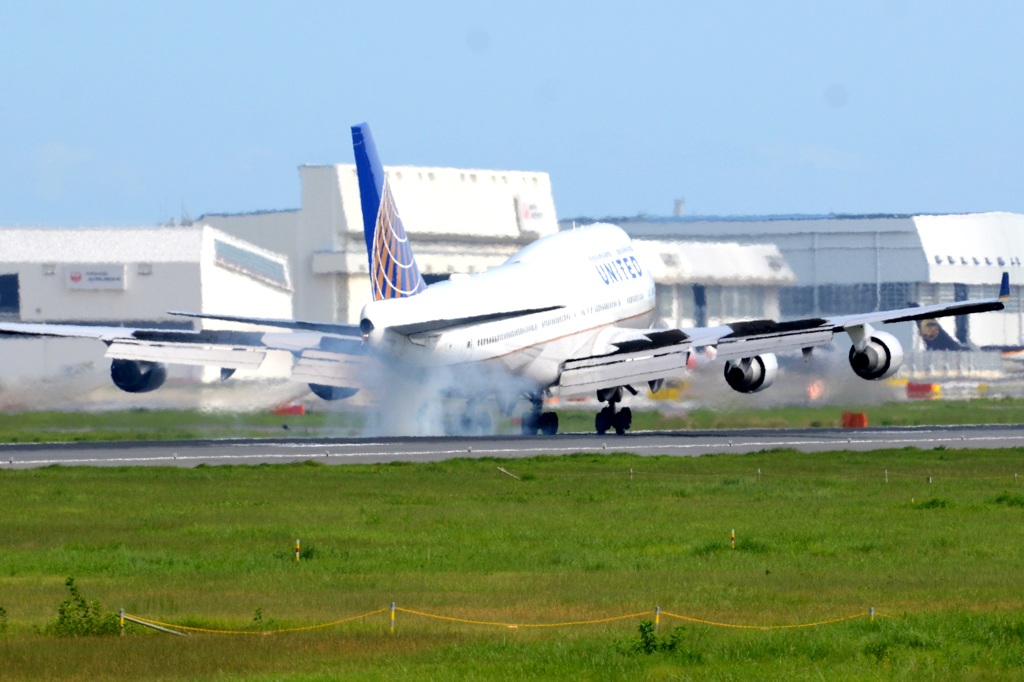 着陸（276）UNITED 747-400 