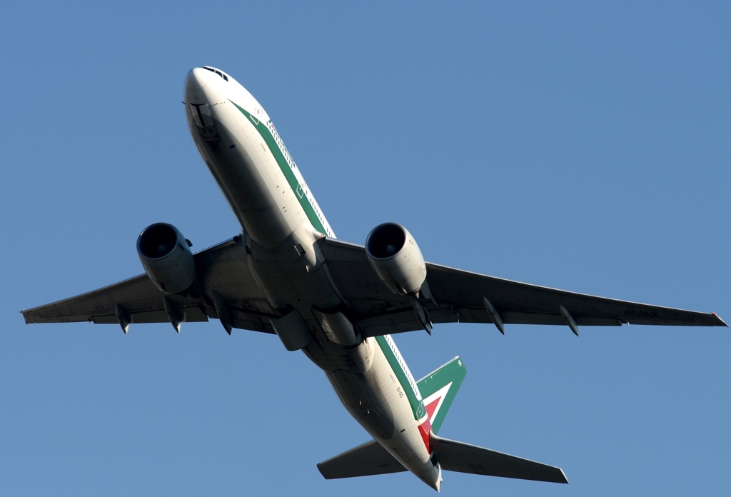 離陸（386）Alitalia 777-243 