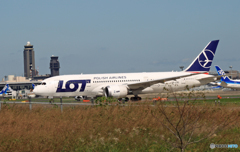 出発 LOT 787-8　SP-LRD