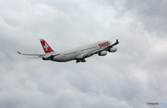 飛び立ち SWISS A340-313 HB-JMC