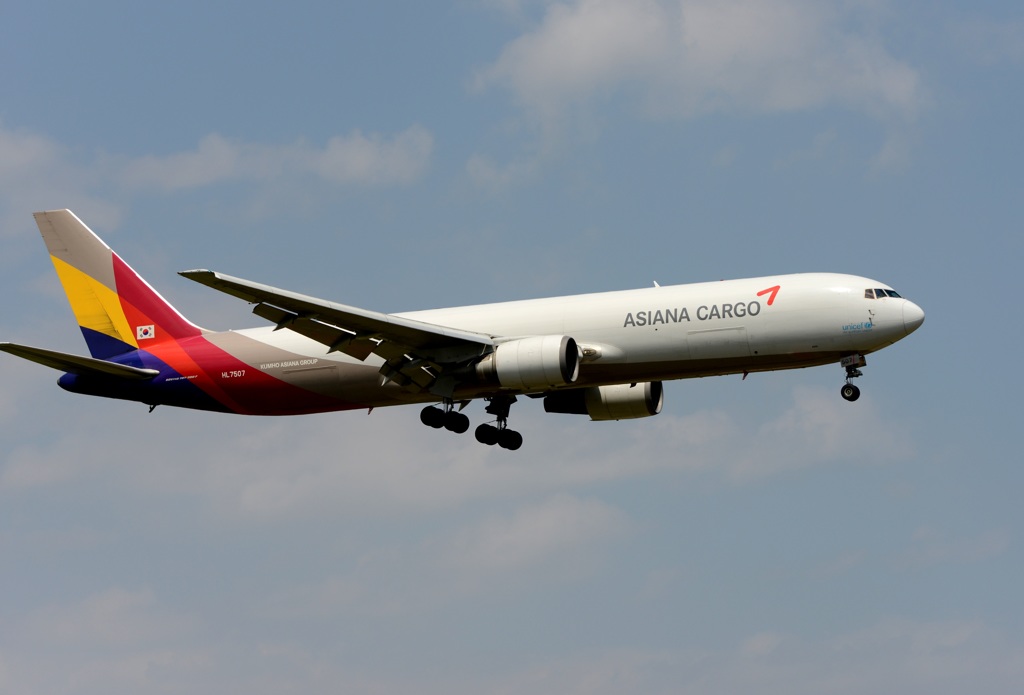 到着　ASIANA CARGO 767-38EF