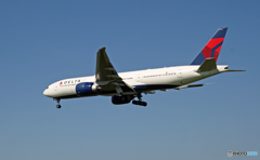 着陸 Delta 777-232 N704DK