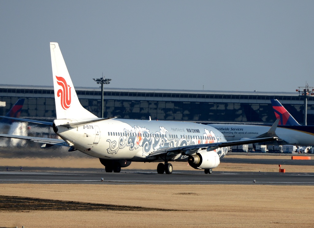 離陸 Air China 737-86N