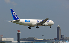 着陸 DCS Cargo 767-381 JA8323