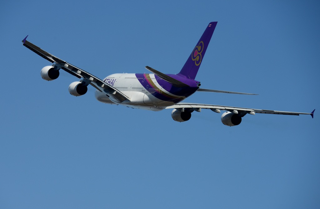 離陸 THAI A380-841
