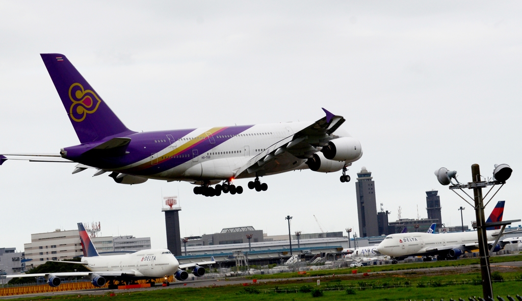 着陸（13）THAI A380-841ジャンボ２機の上に