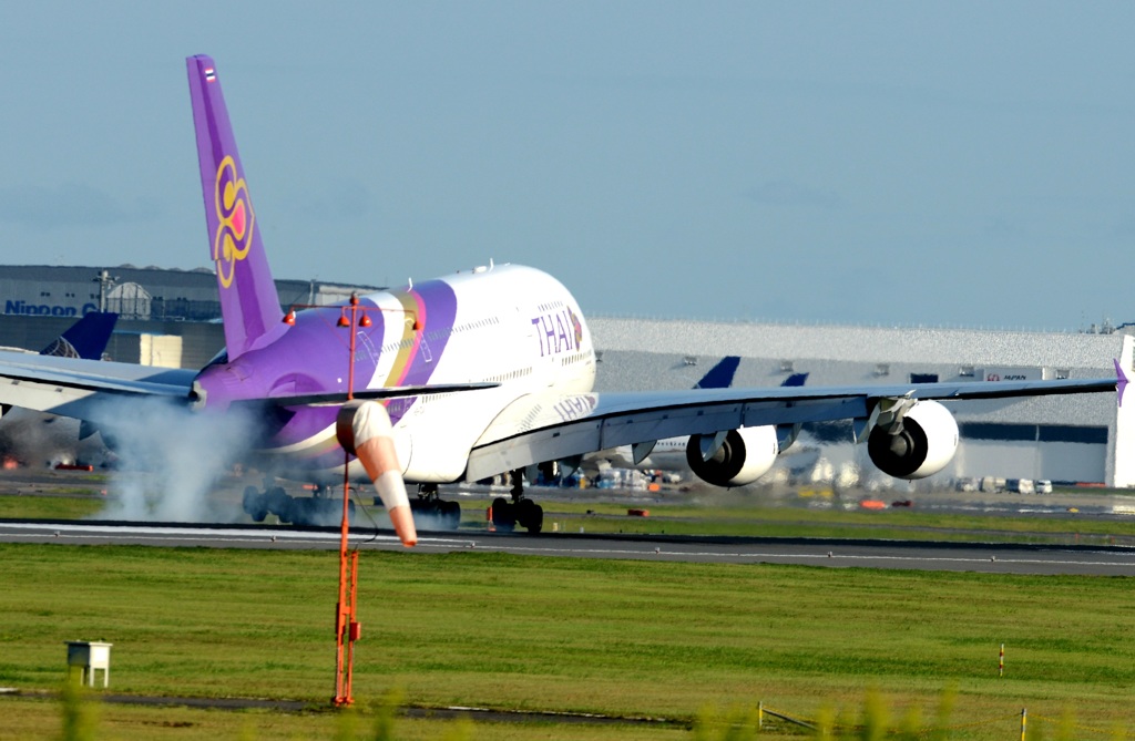 着陸（200）Thai Airbus A380-841 