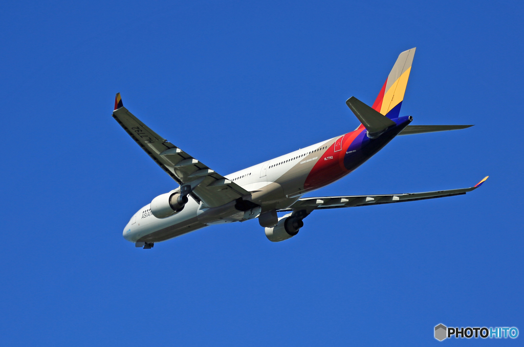 [青い空]　Asiana A330-323 HL7792飛び立ち 