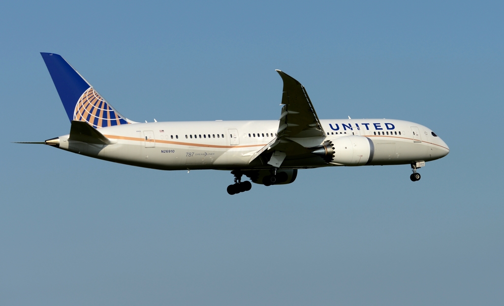 着陸（67）UNITED 787-8