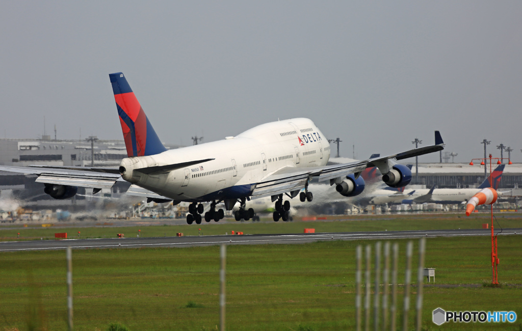 DELTA 747-400 N665US 到着 
