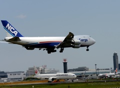 NCA 747-8KZF 到着　