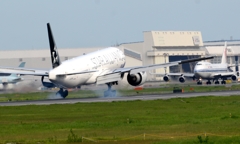 着陸（45）ANA 777-300ER 