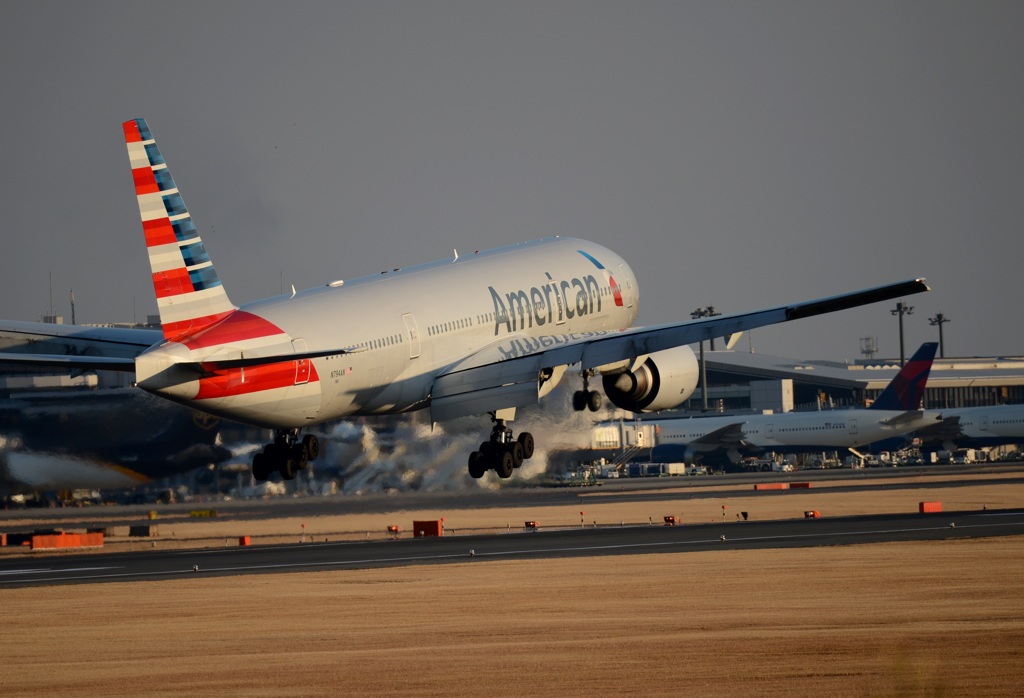 American 777-223 着陸