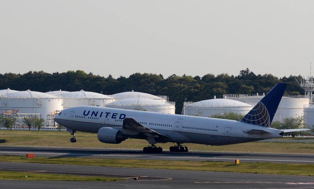 飛び立ち（114）UNITED 777-200ER　