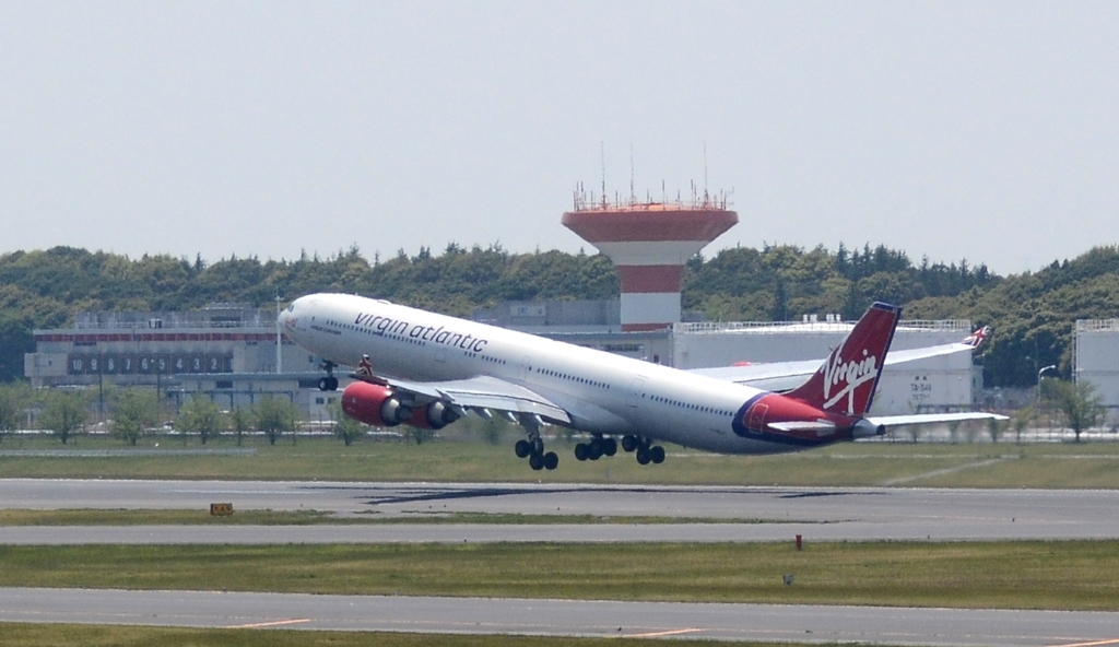 飛び立ち（147）virgin atlantic A340-600 　
