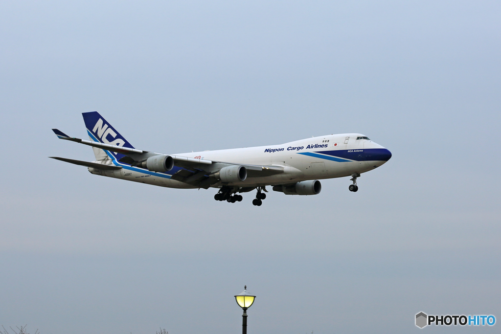 「青色が好き」 NCA 747-400 JA06KZ 着陸