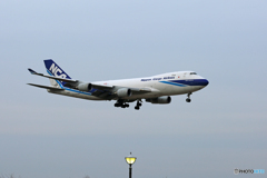 「青色が好き」 NCA 747-400 JA06KZ 着陸