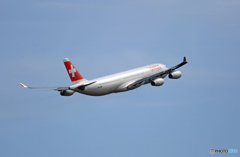 出発 SWISS A340-313 HB-JMF