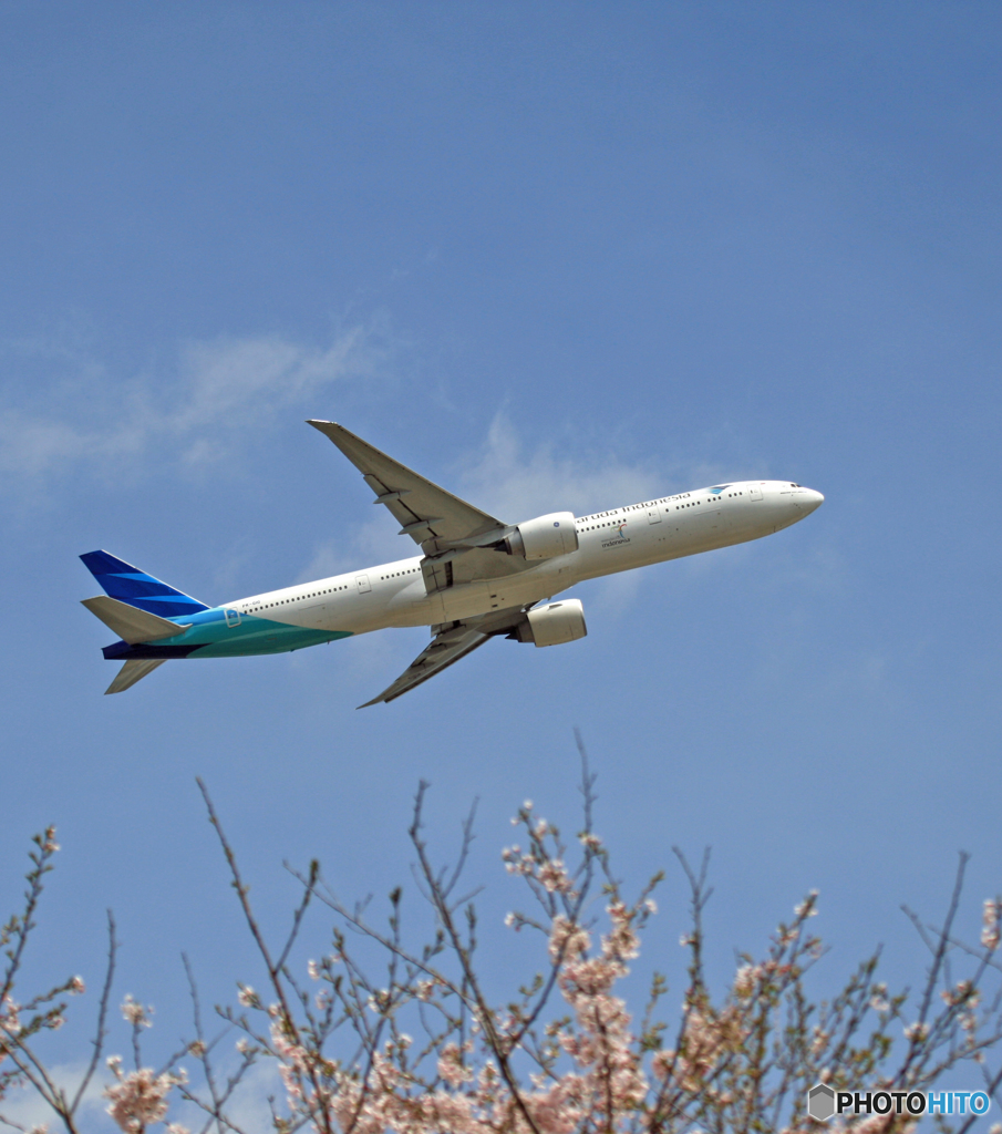 飛び立ち　Garuda 777-3U3 PK-GID