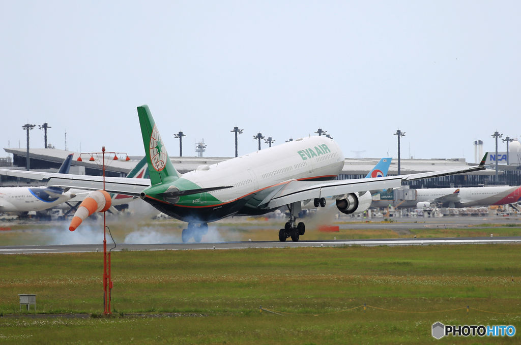 　「SKY」　EVA A330-302 B-16337 着陸