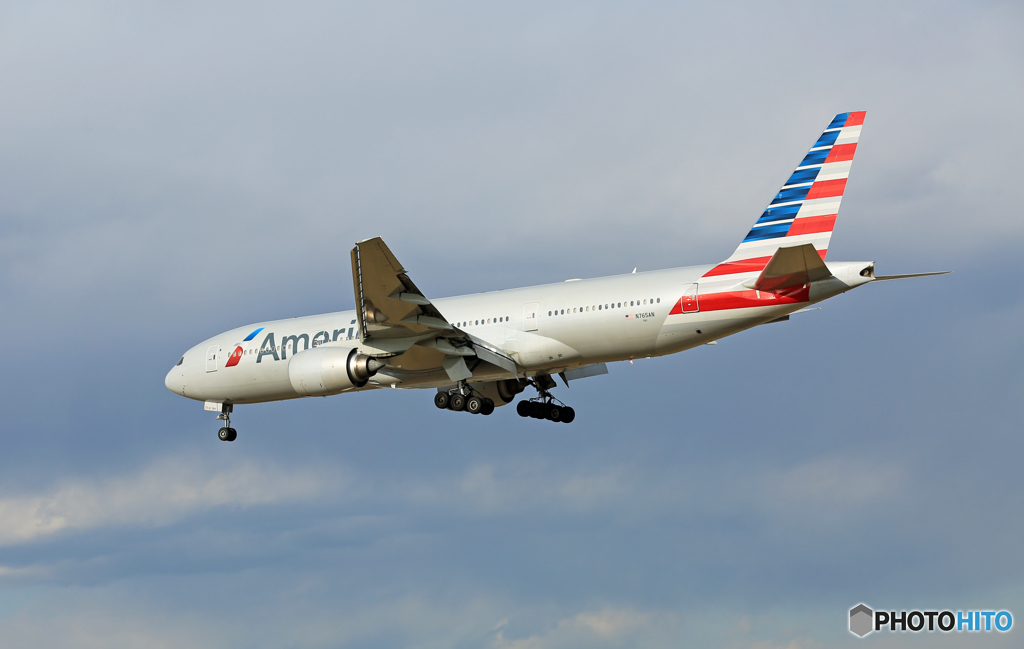 Landing American 777-223 N765AN