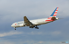 Landing American 777-223 N765AN