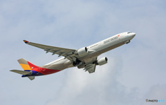 Takeoff Asiana A330-323 HL8293