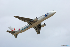 JAL「ドラえもんジェット」767-300 JA610J離陸