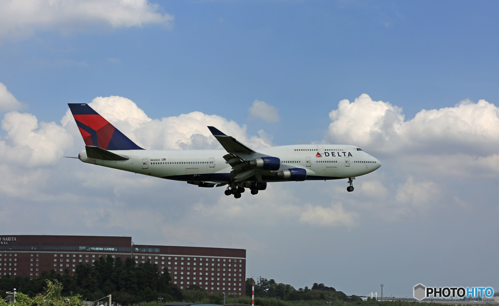 「雲」と DELTA 747-400 N668US