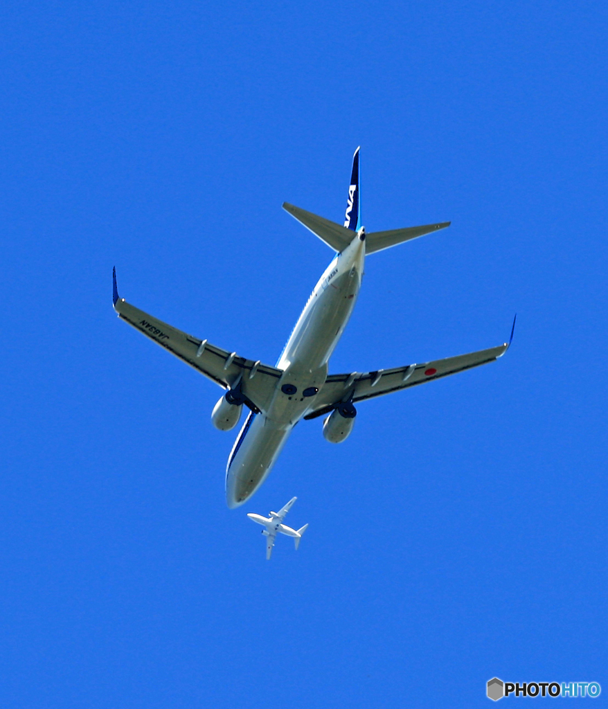 [青い空] おおっと！ANA 737-881 JA83AN出発