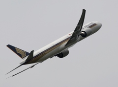 飛び立ち　SINGAPORE 777-312