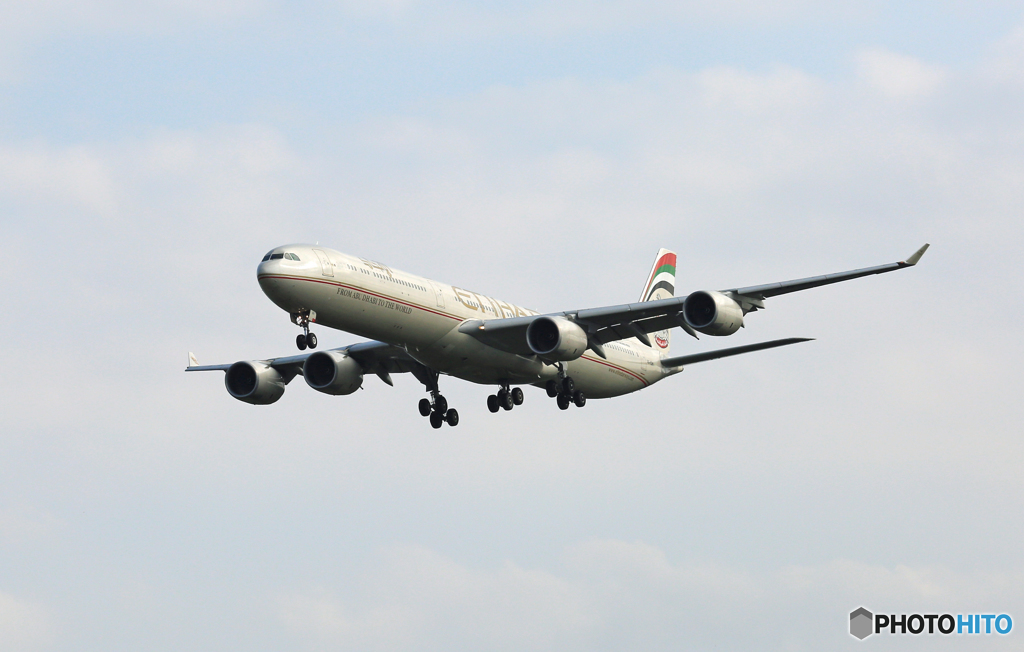 到着 ETIHAD A340-642 A6-EHI