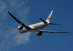 飛び立ち JAL 777-346