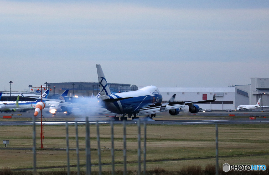 「SKY」 AB Cargo 747-4KZF VQ-BIA 着陸