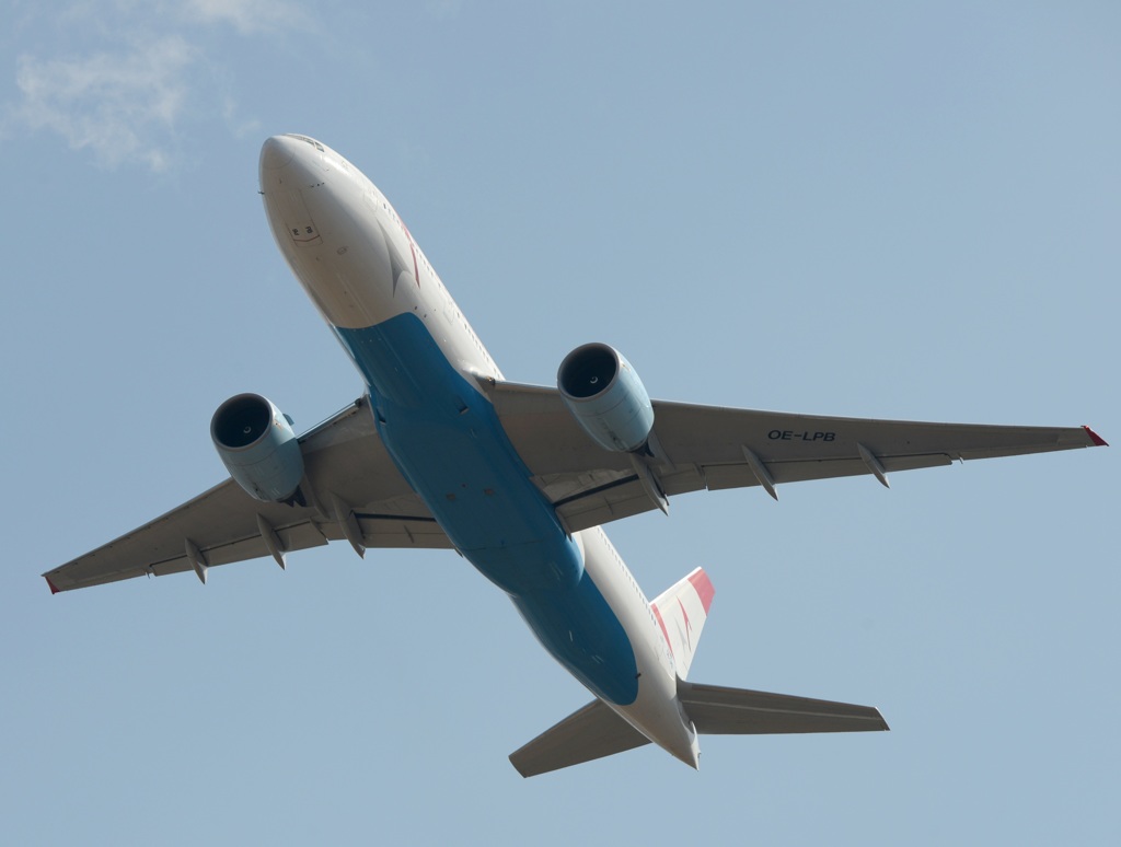 飛行 Austrian 777-2Z9