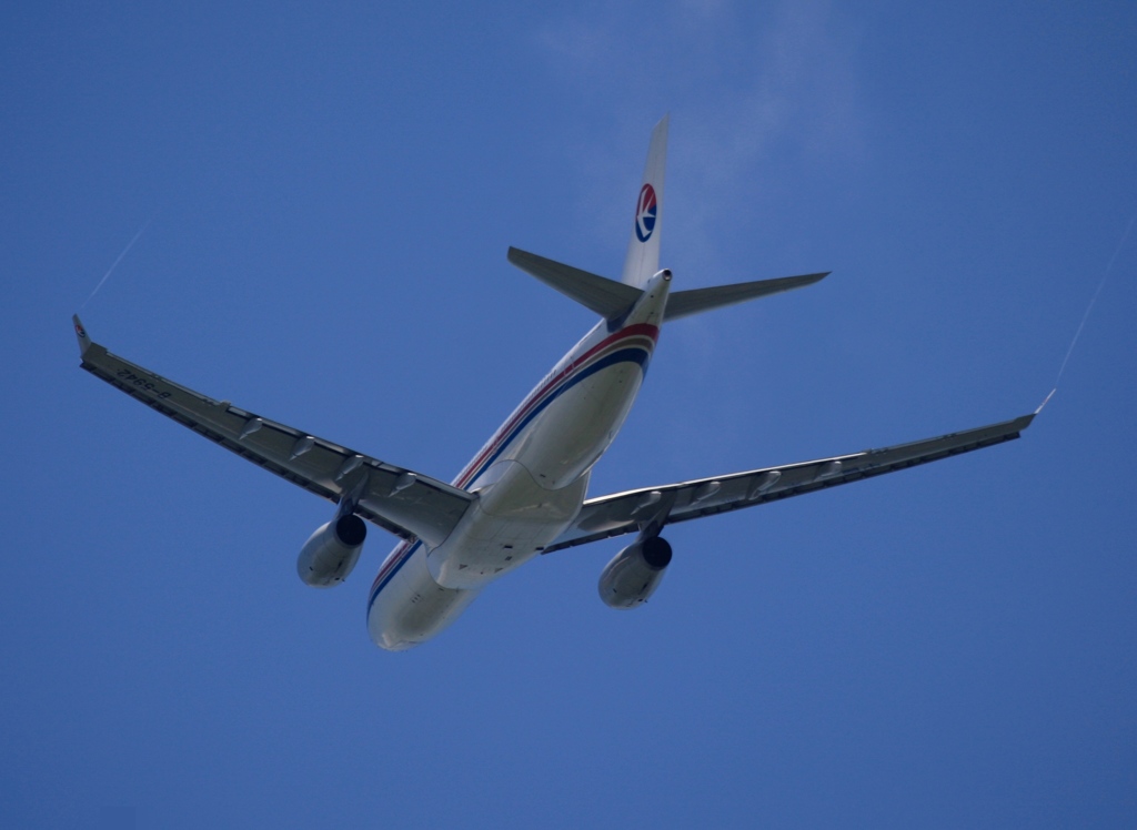 飛行　中国東方 A330-300 糸引きあり？