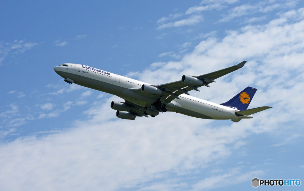 出発 Lufthansa A340-313 D-AIGO