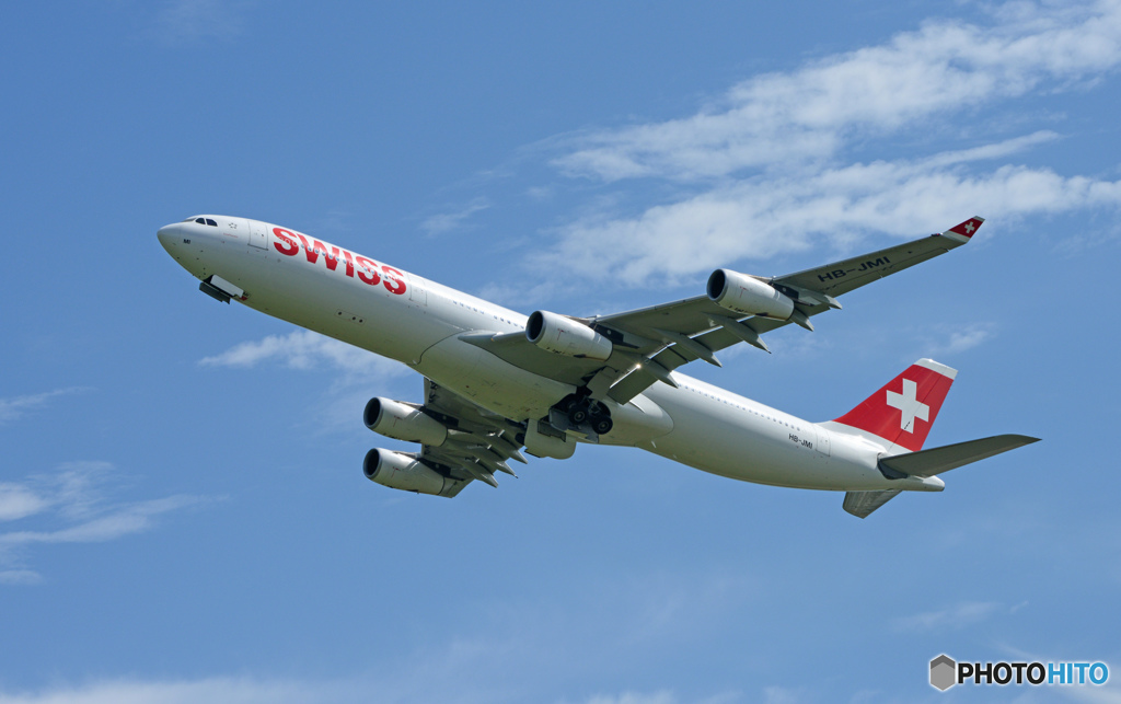 「雲」と SWISS A340-313 HB-JMI