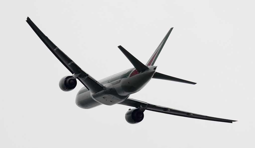 離陸（9-3）Alitalia 777-200ER [c]