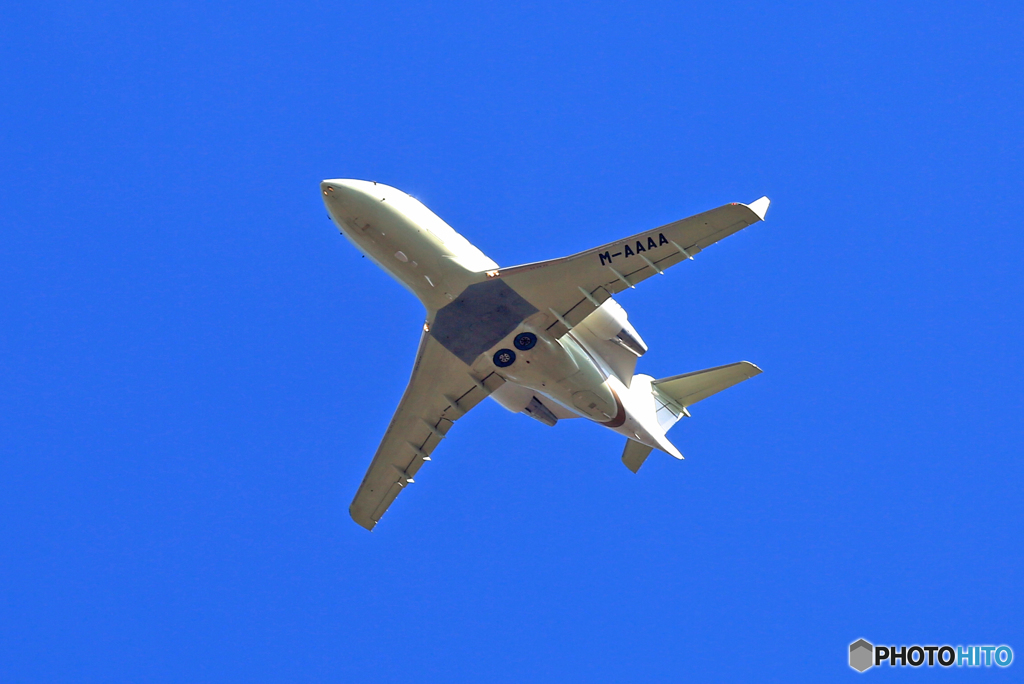 飛び立ちPrivate Canadair CL-600-2B16 M-AAAA
