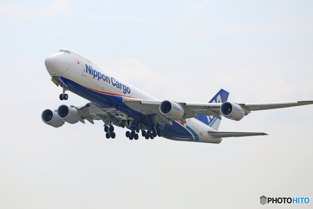 [青い空]NCA 747-8KZF JA15KZ飛び立ち